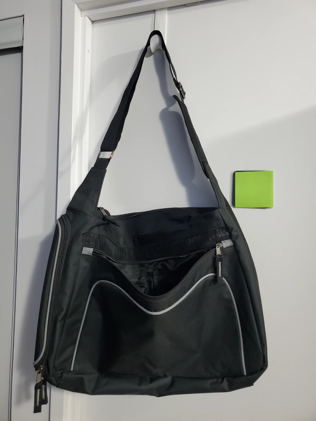 Black Messenger Bag 🥕[Thrifty Pick] - photo 4