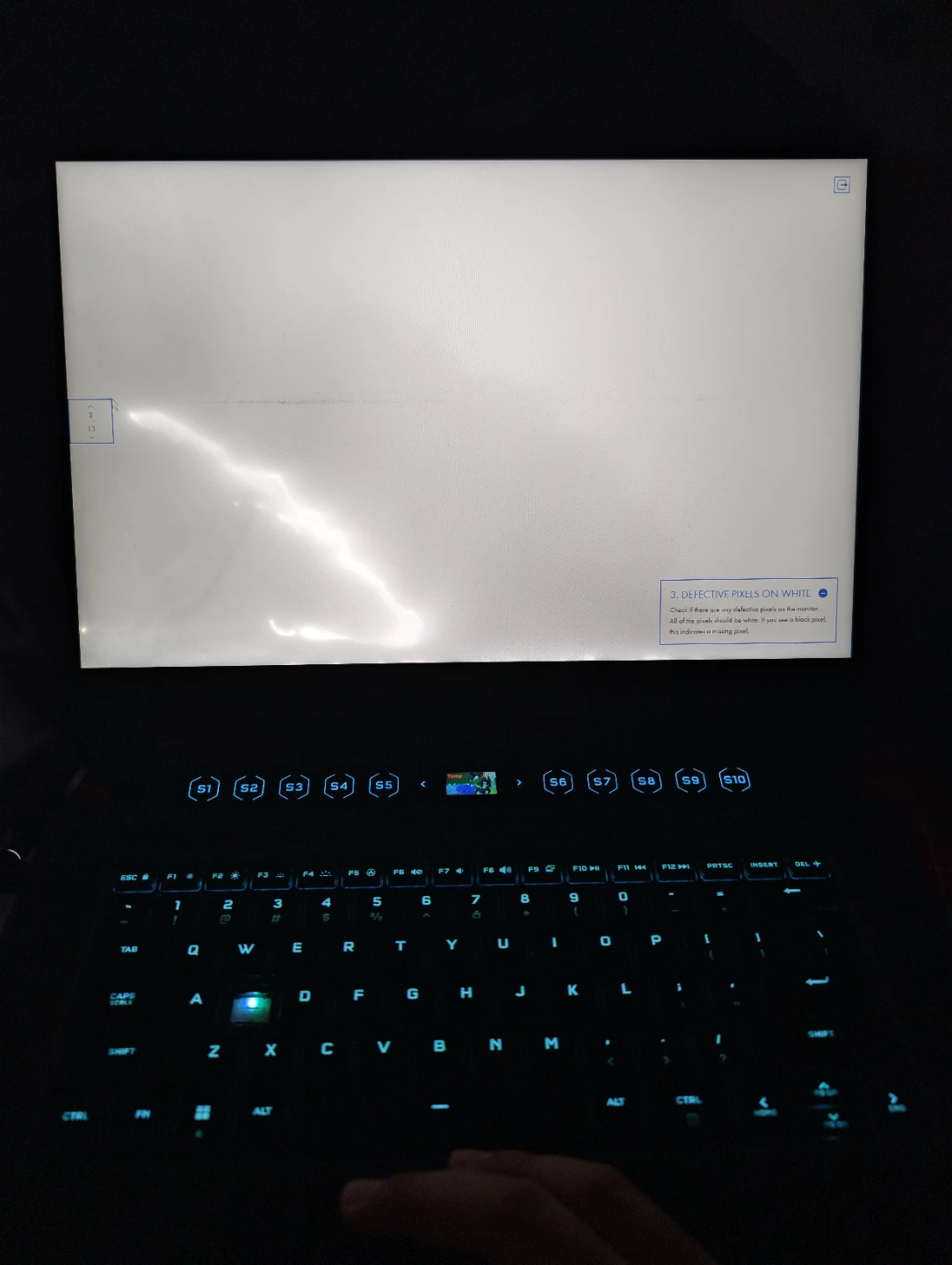 Corsair Gaming Laptop small crack - photo 2