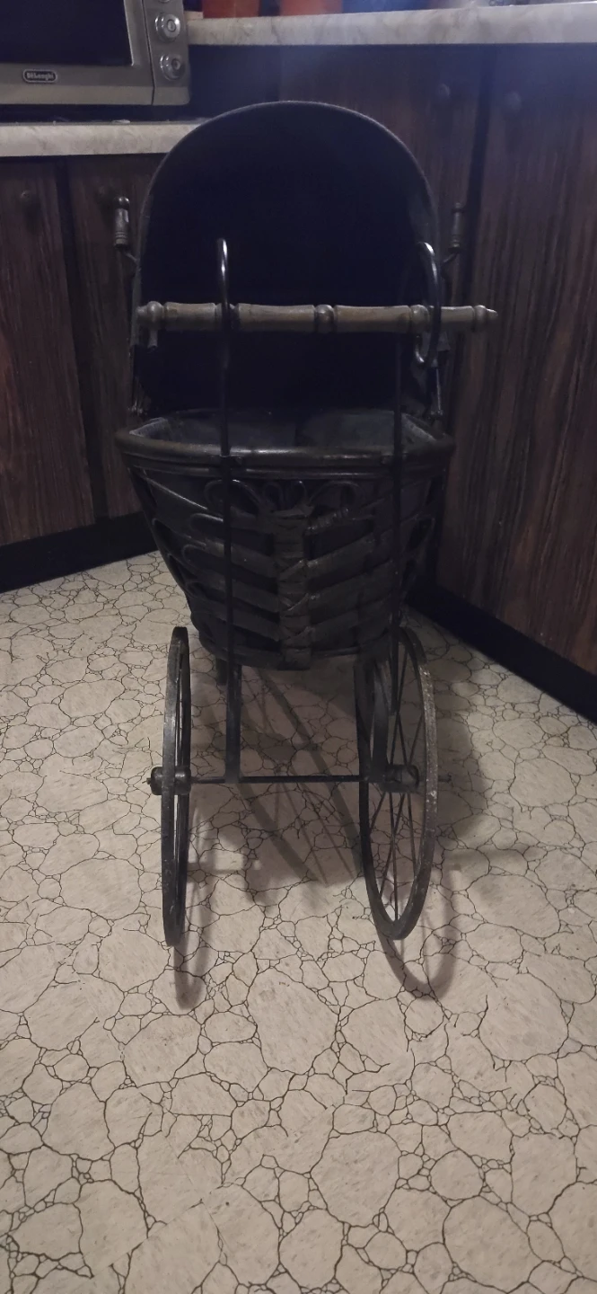 Antique Style Baby Carriage - photo 2