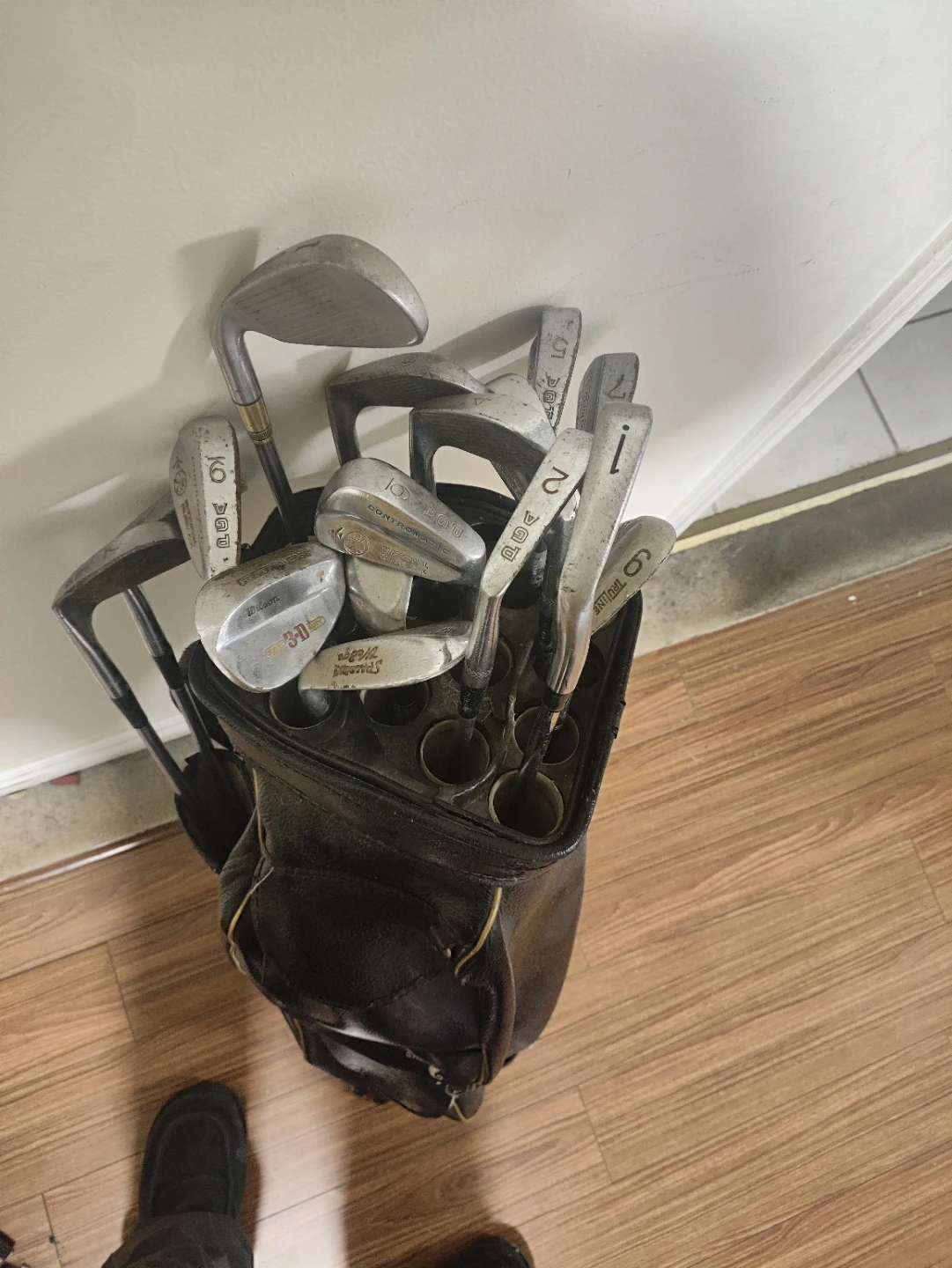 Vintage Golf Club Set with Black Bag - photo 3