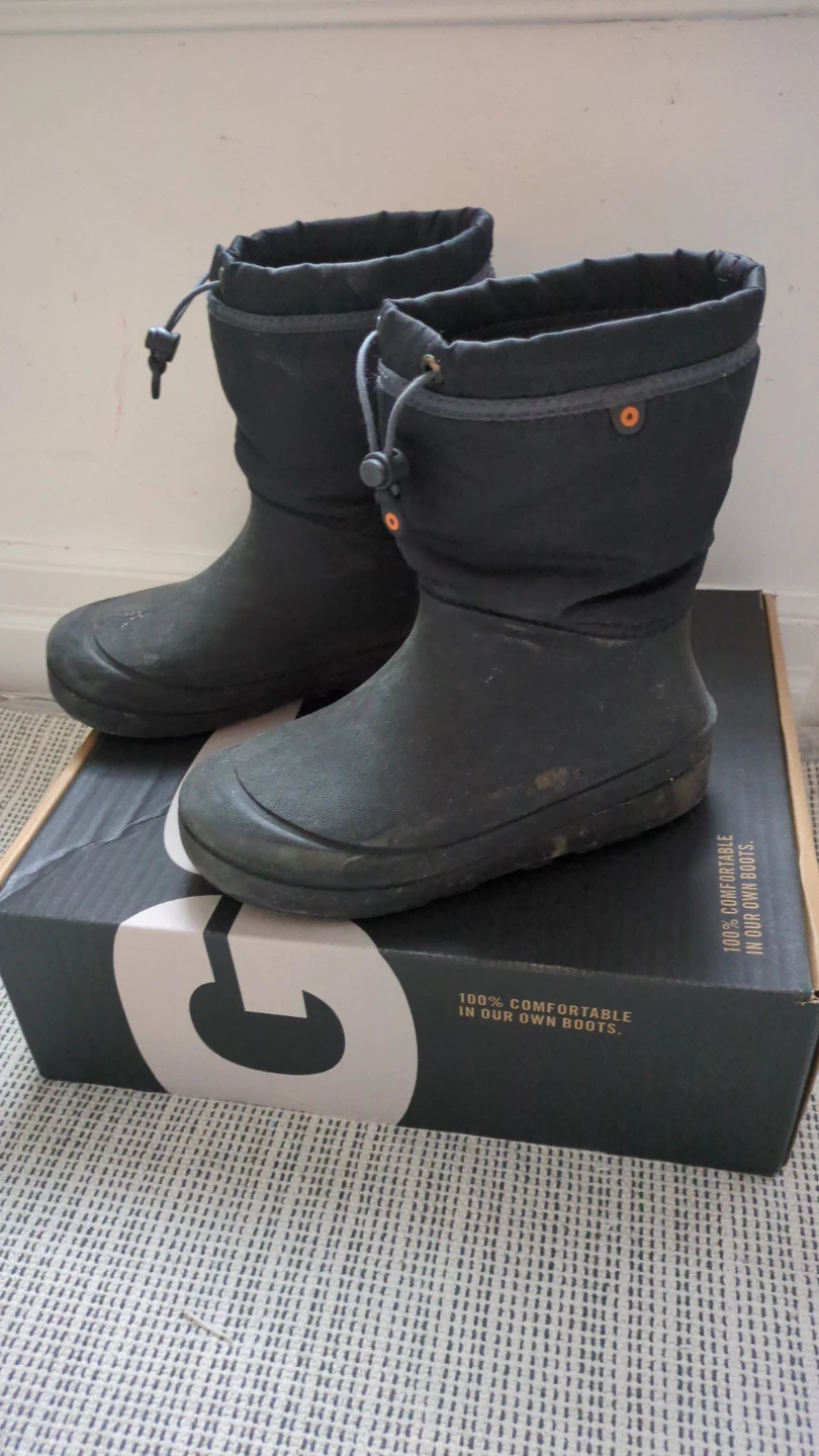 Bogs Kids Snow Boots Size 3 - photo 2