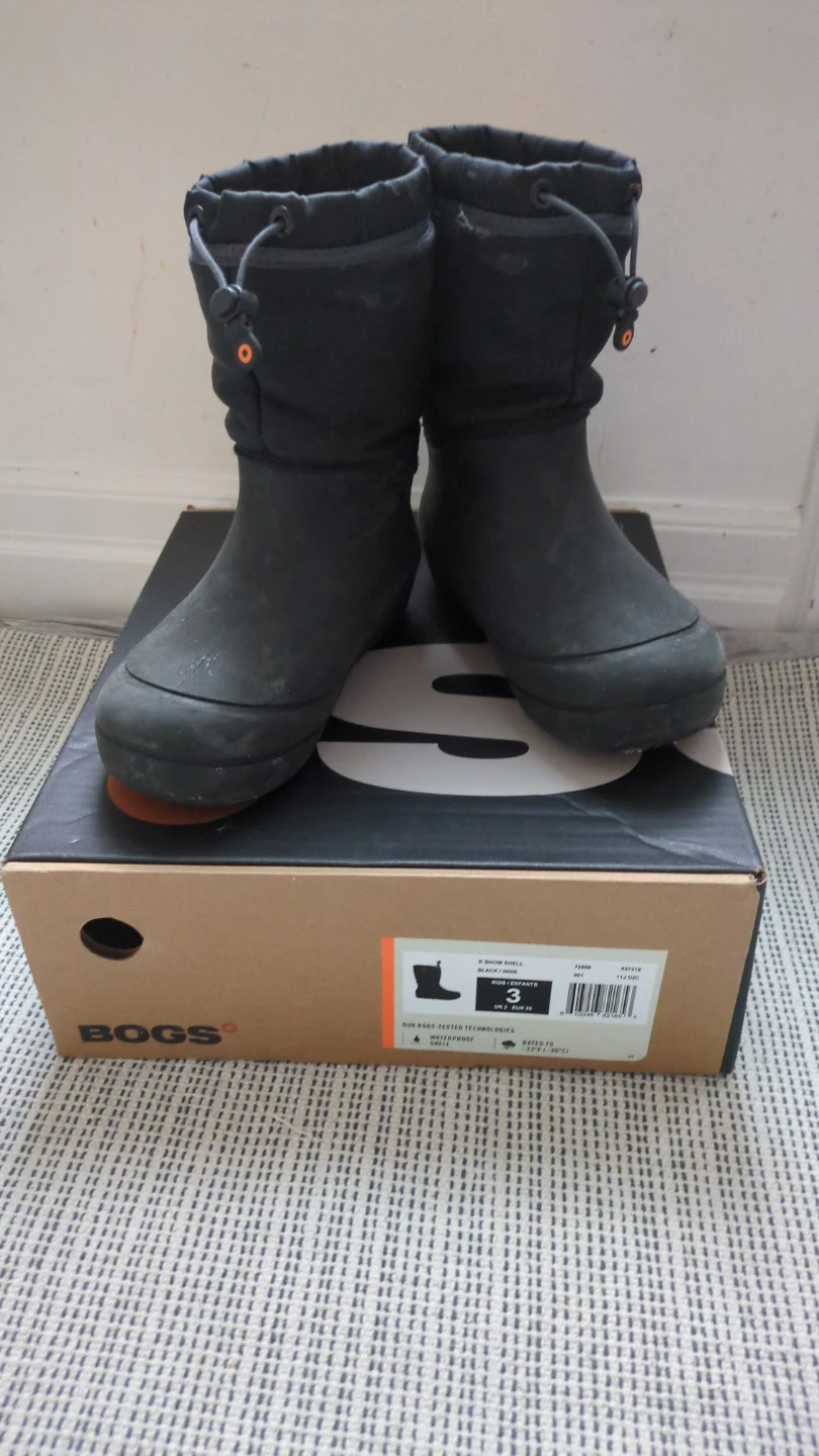 Bogs Kids Snow Boots Size 3 - photo 3