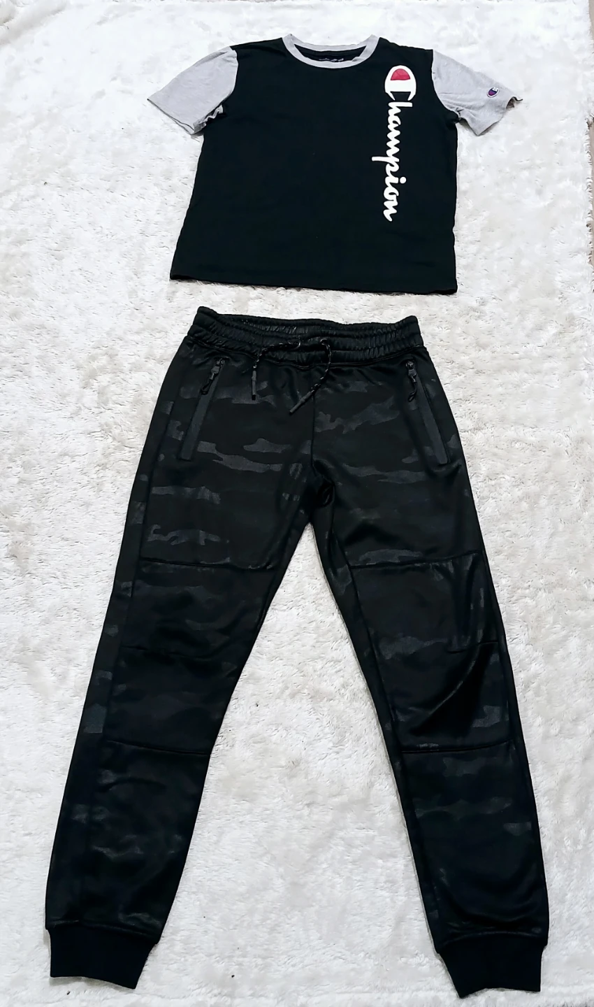 Champion T-shirt & Black Jogger - photo 2