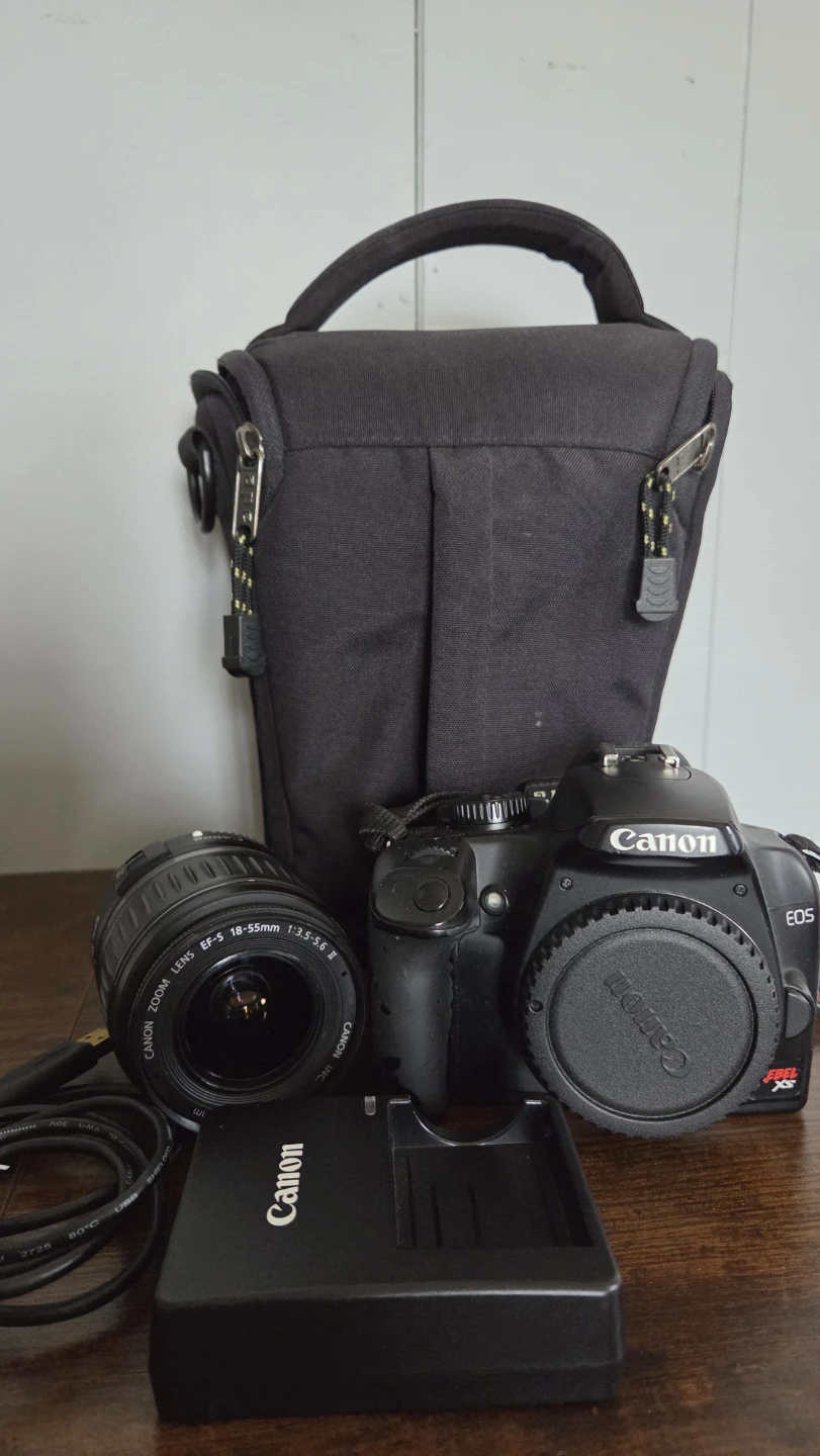 Canon EOS Rebel T5i Camera with Lens & Bag