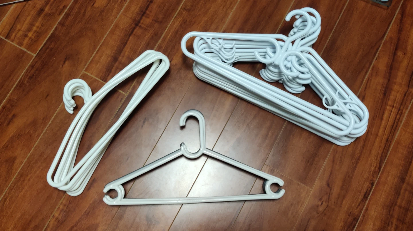 Plastic Clothes Hangers - 30