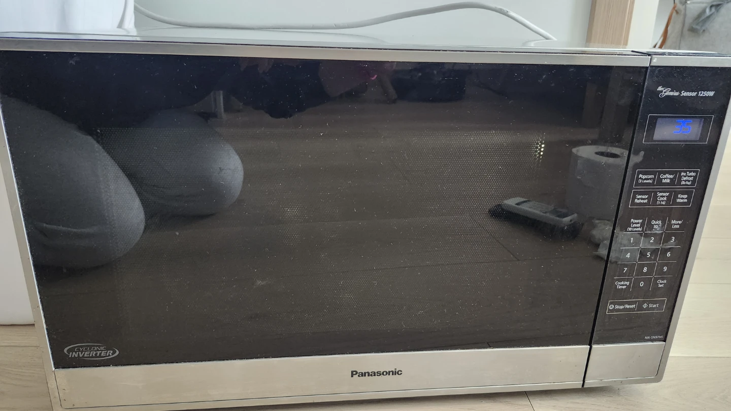 Panasonic Genius Sensor 1250W Microwave