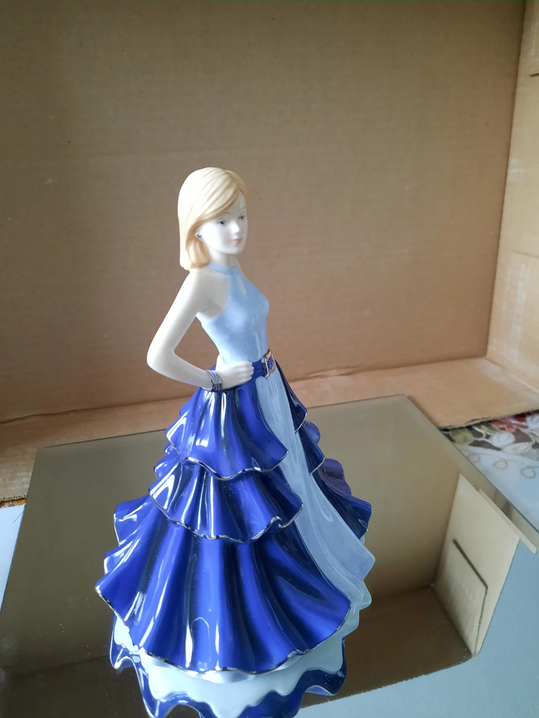 Royal Doulton Pretty Ladies Time To Celebrate Figurine HN 5538 - photo 2