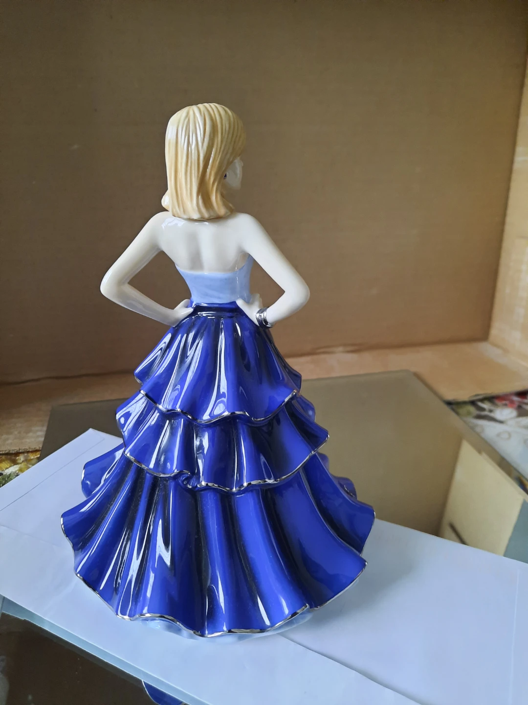 Royal Doulton Pretty Ladies Time To Celebrate Figurine HN 5538 - photo 3