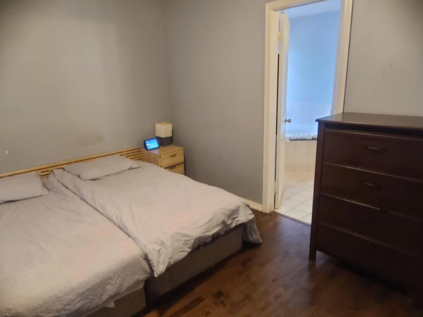 Master Bedroom for rent @Milton prime location - photo 3