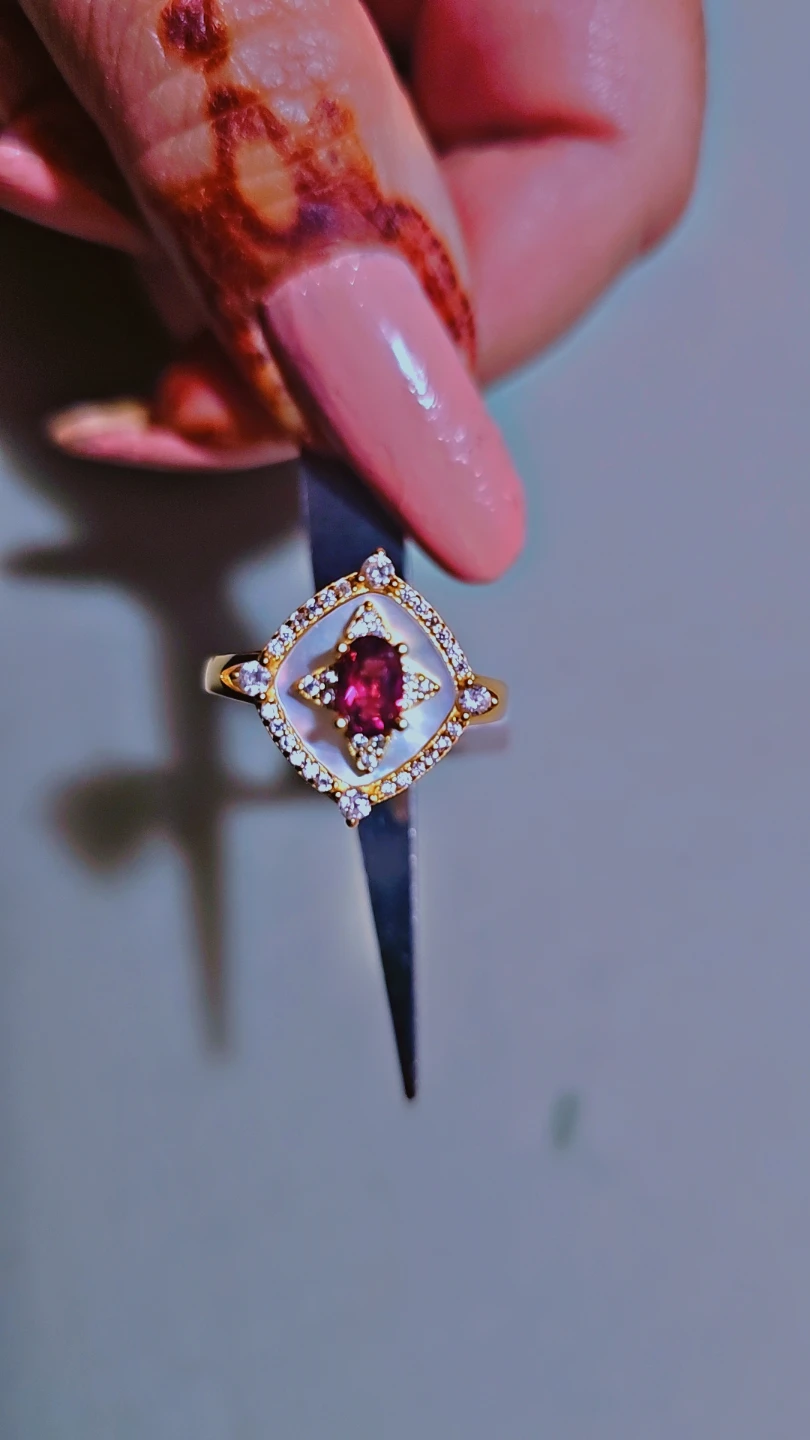 S925 gold ring with garnet gem and Mother of pearl