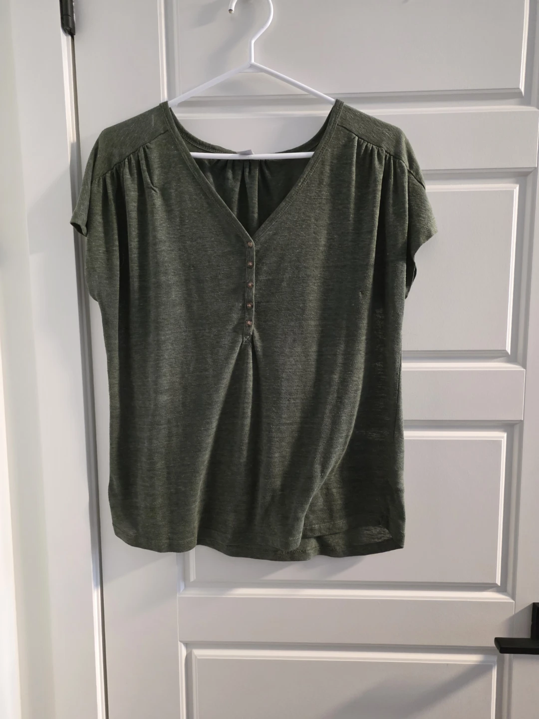 Old Navy Women's Green V-Neck Button-Up T-Shirt - Size Medium