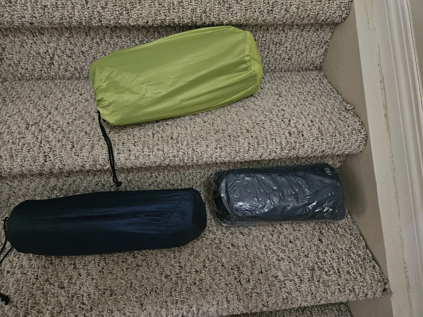 3 Thin air mattress (2 single,  one queen) 🥕 - photo 2