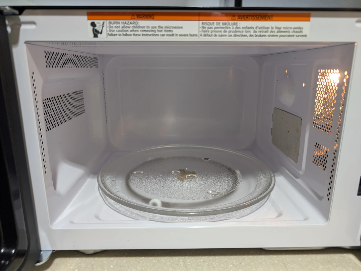 Danby 900W Microwave Oven - photo 2