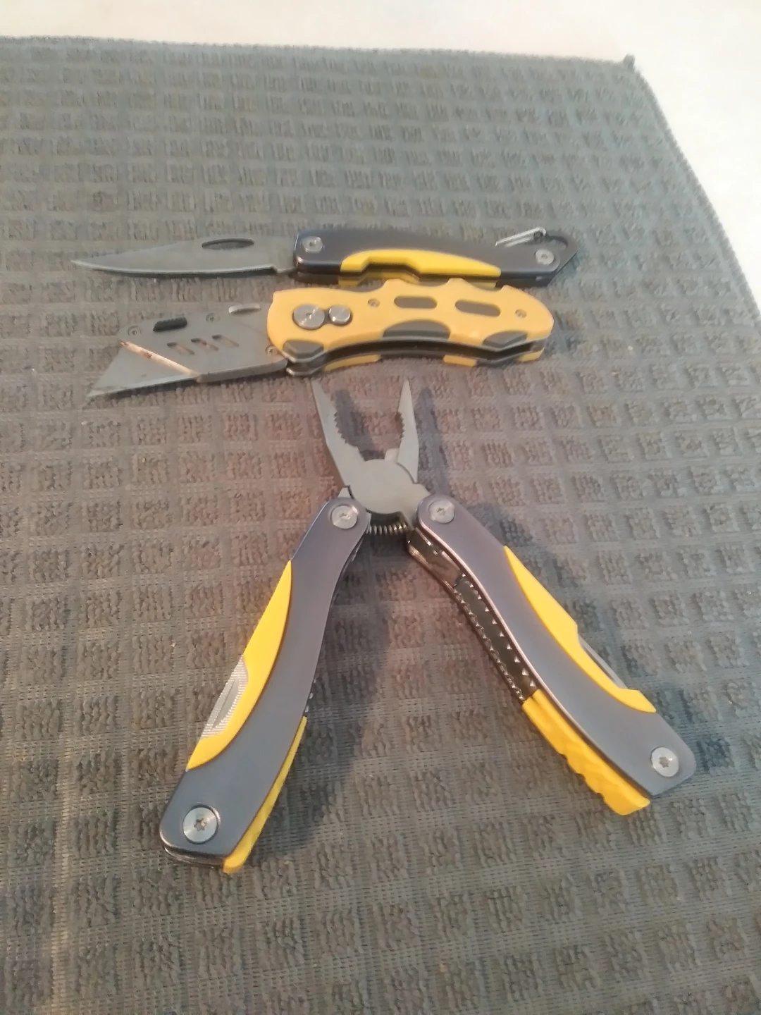 Multi-tool Pliers with Knives and Utility Blade