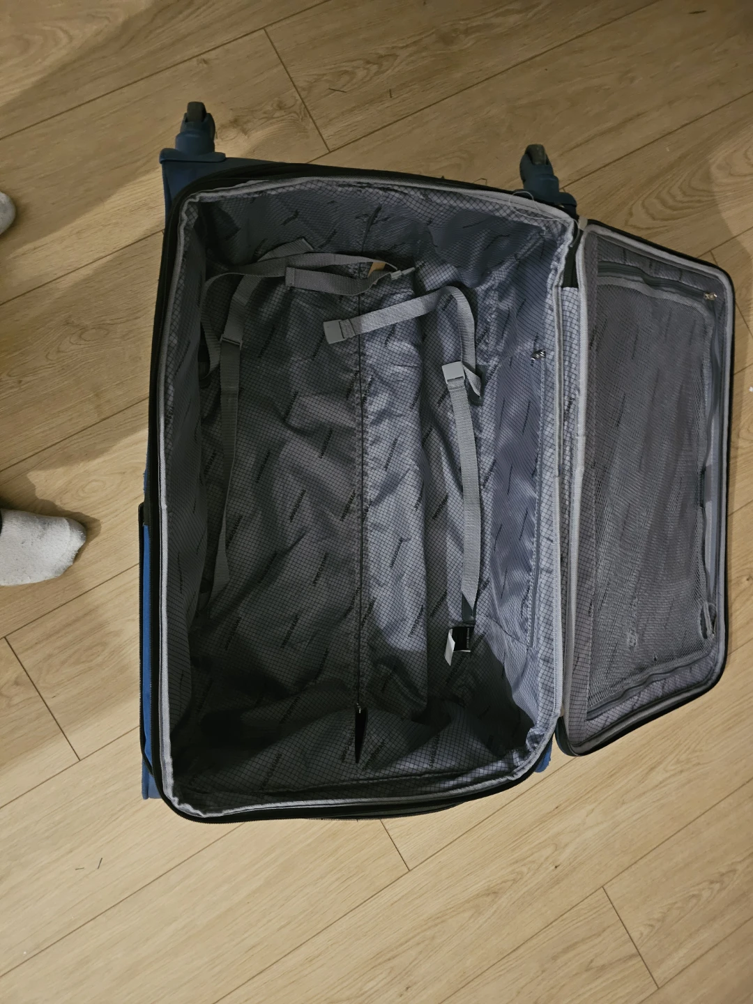 Blue Swiss Gear Suitcase - photo 4