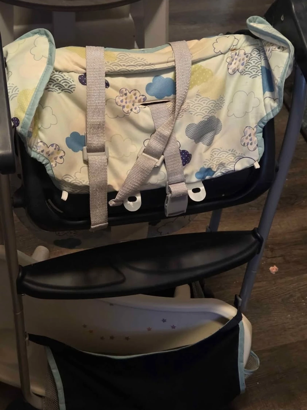 High Chair with Cloud Pattern Cushion