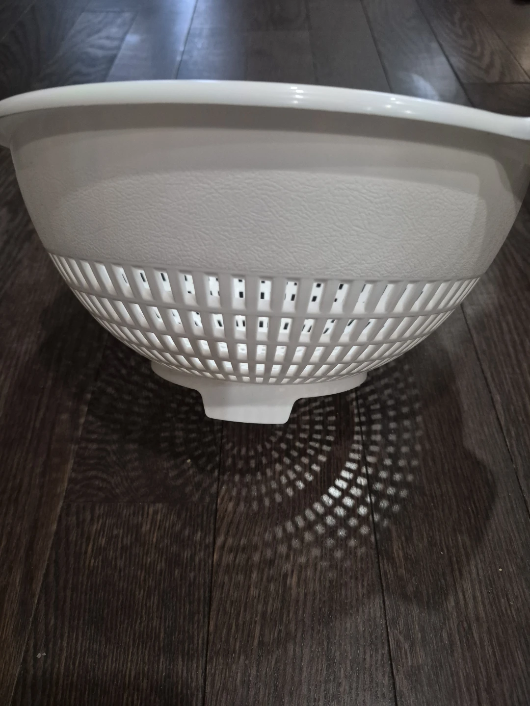 White Plastic Colander - photo 2
