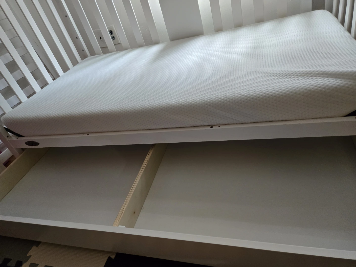 Graco Crib - White with mattress clean mint! - photo 3