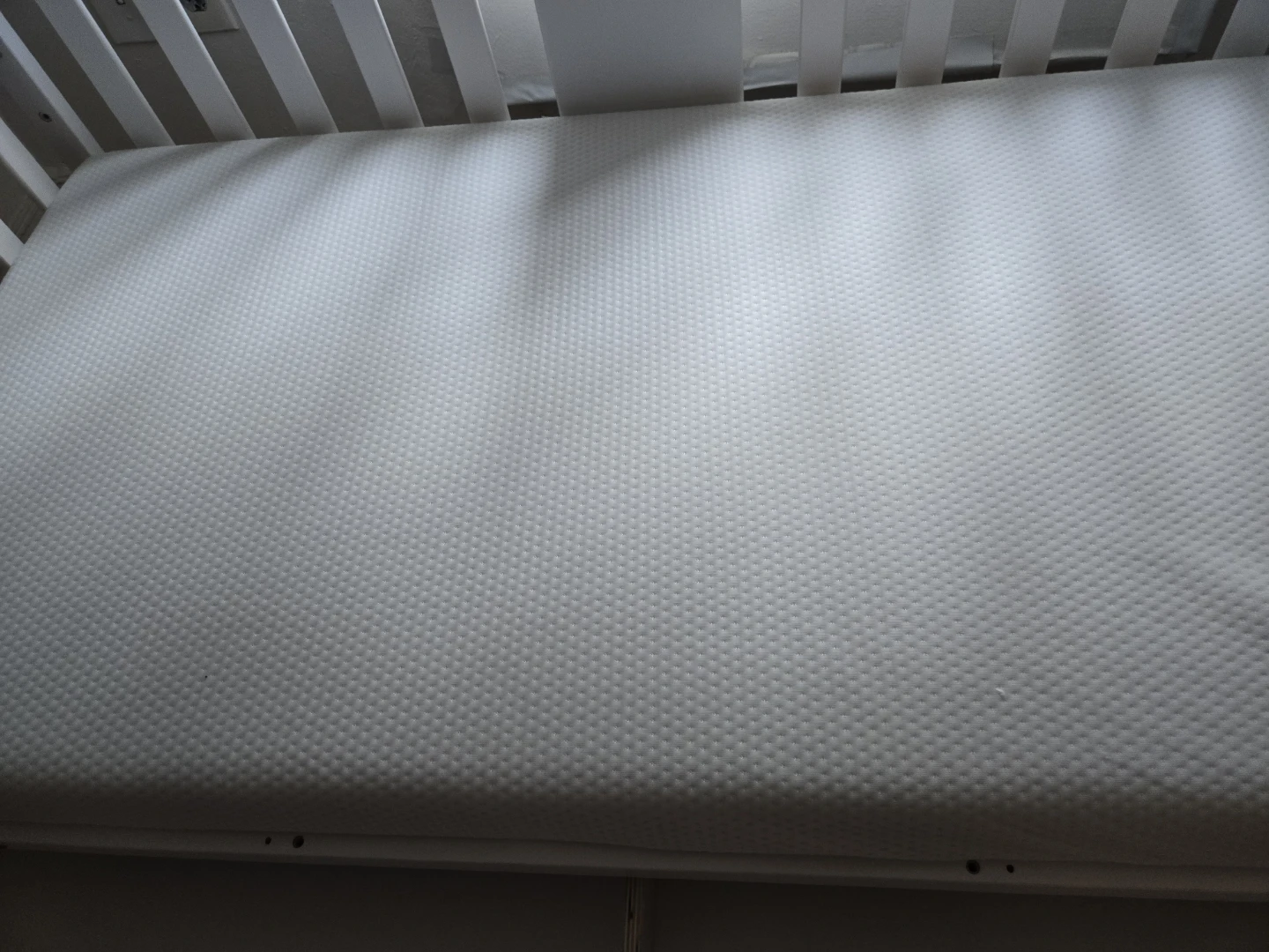 Graco Crib - White with mattress clean mint! - photo 5