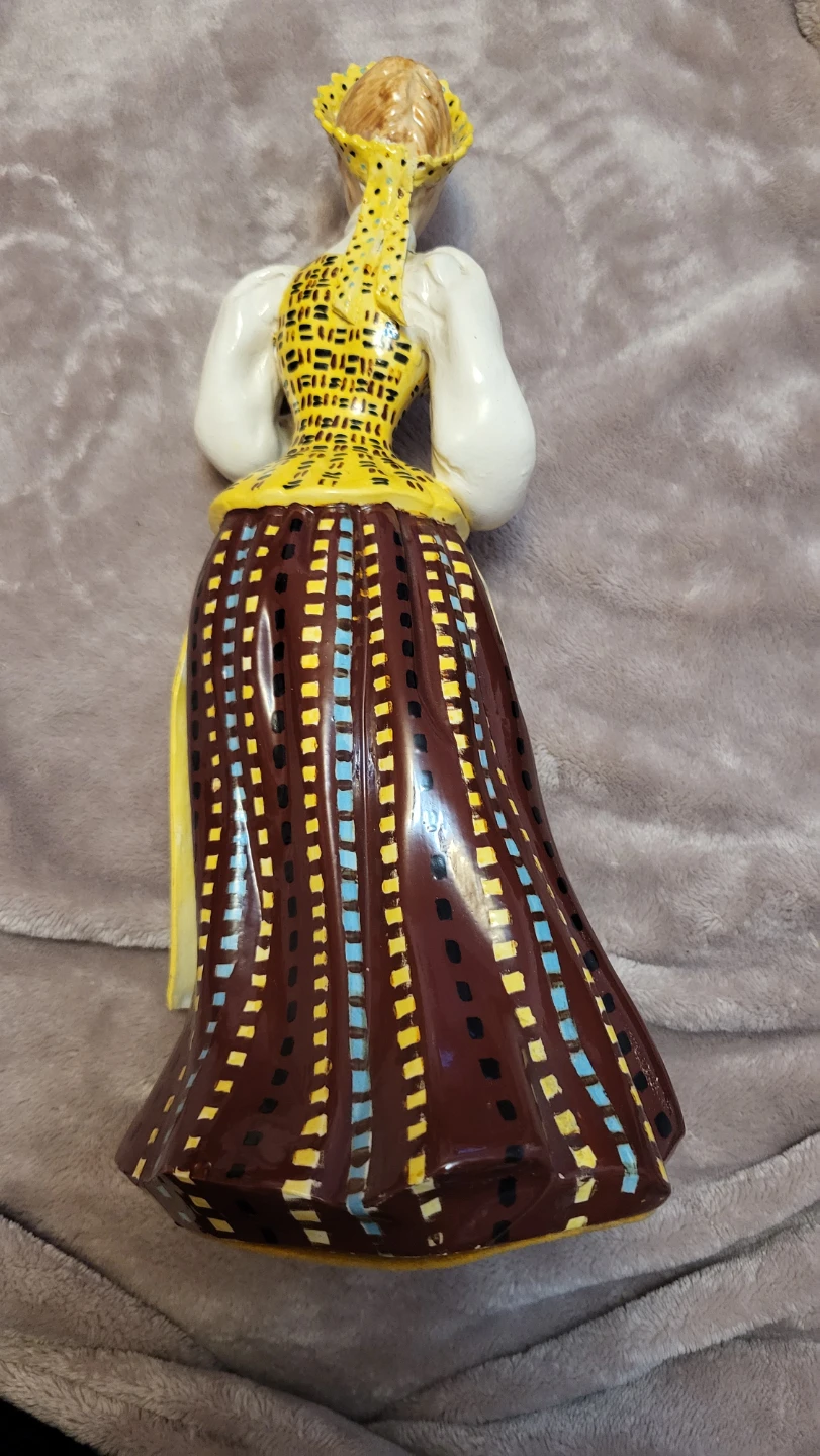 Vintage Ceramic Woman Figurine - photo 4