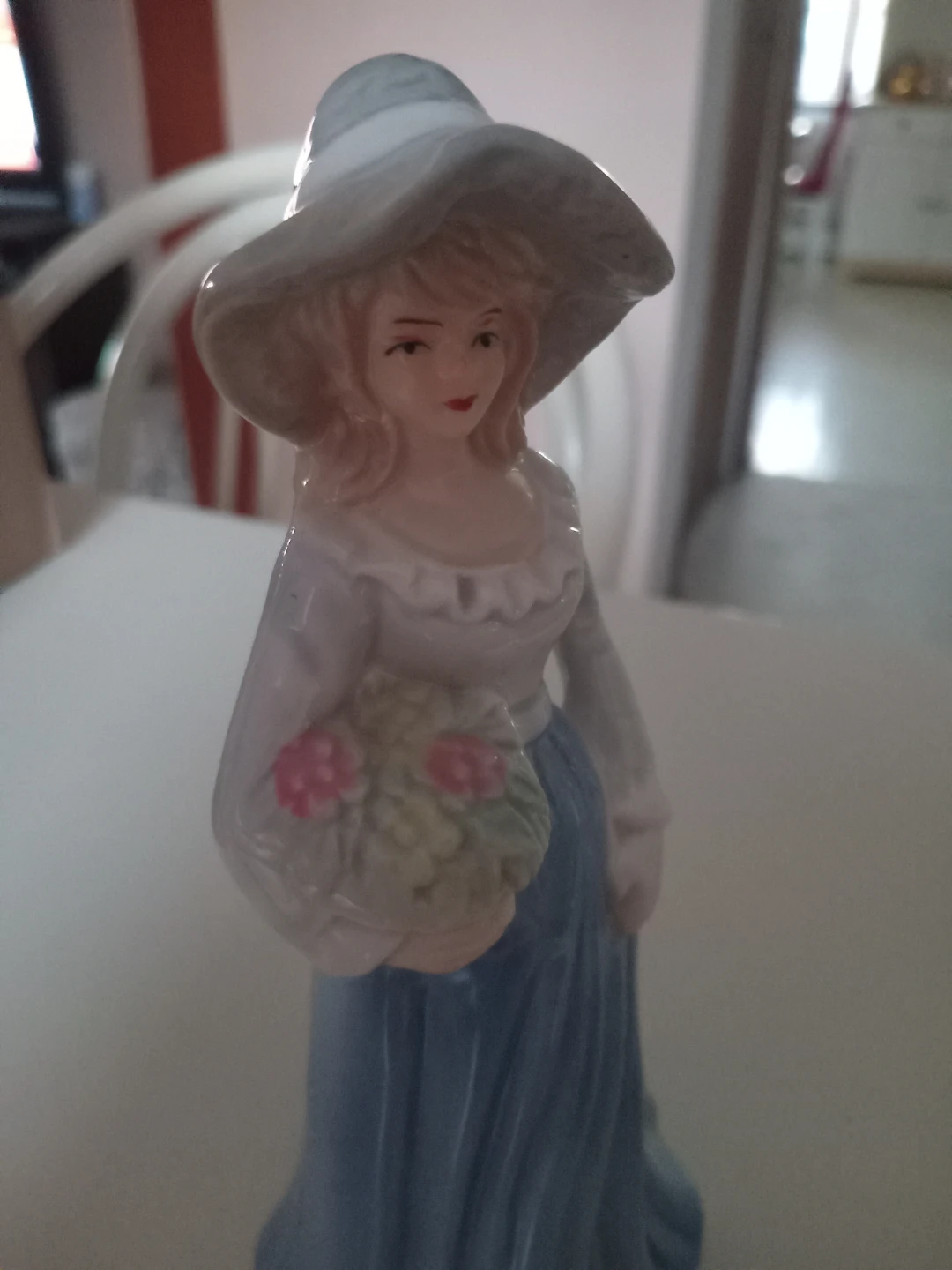 Lady with flower basket - photo 3