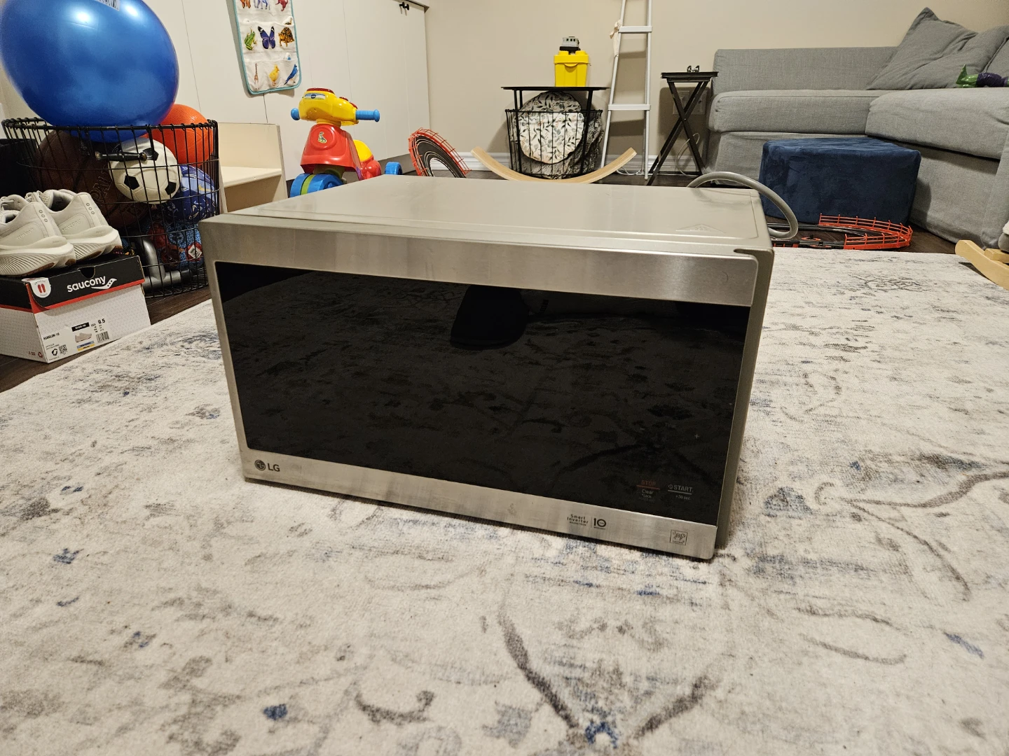 LG NeoChef Countertop Microwave Oven