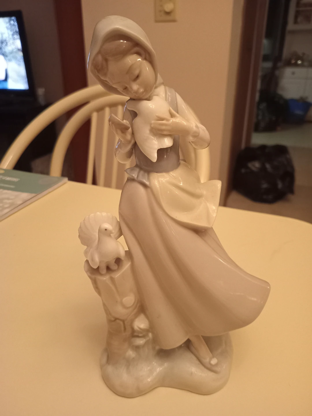Lladro Figurine Girl with Doves