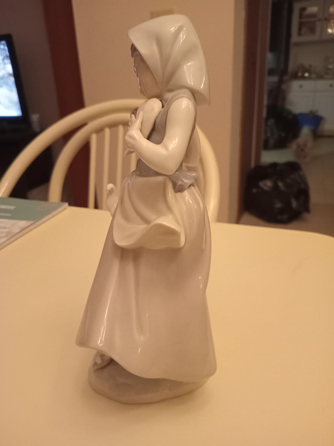 Lladro Figurine Girl with Doves - photo 2