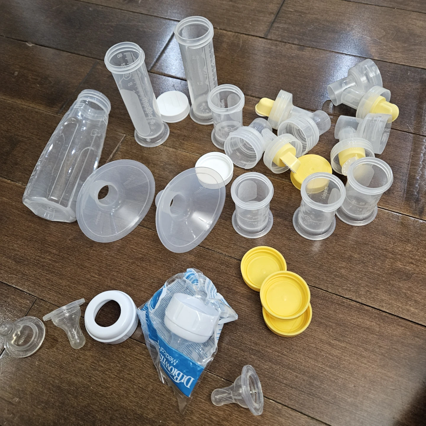 Medela pumping kit and dr brown nipple - photo 2