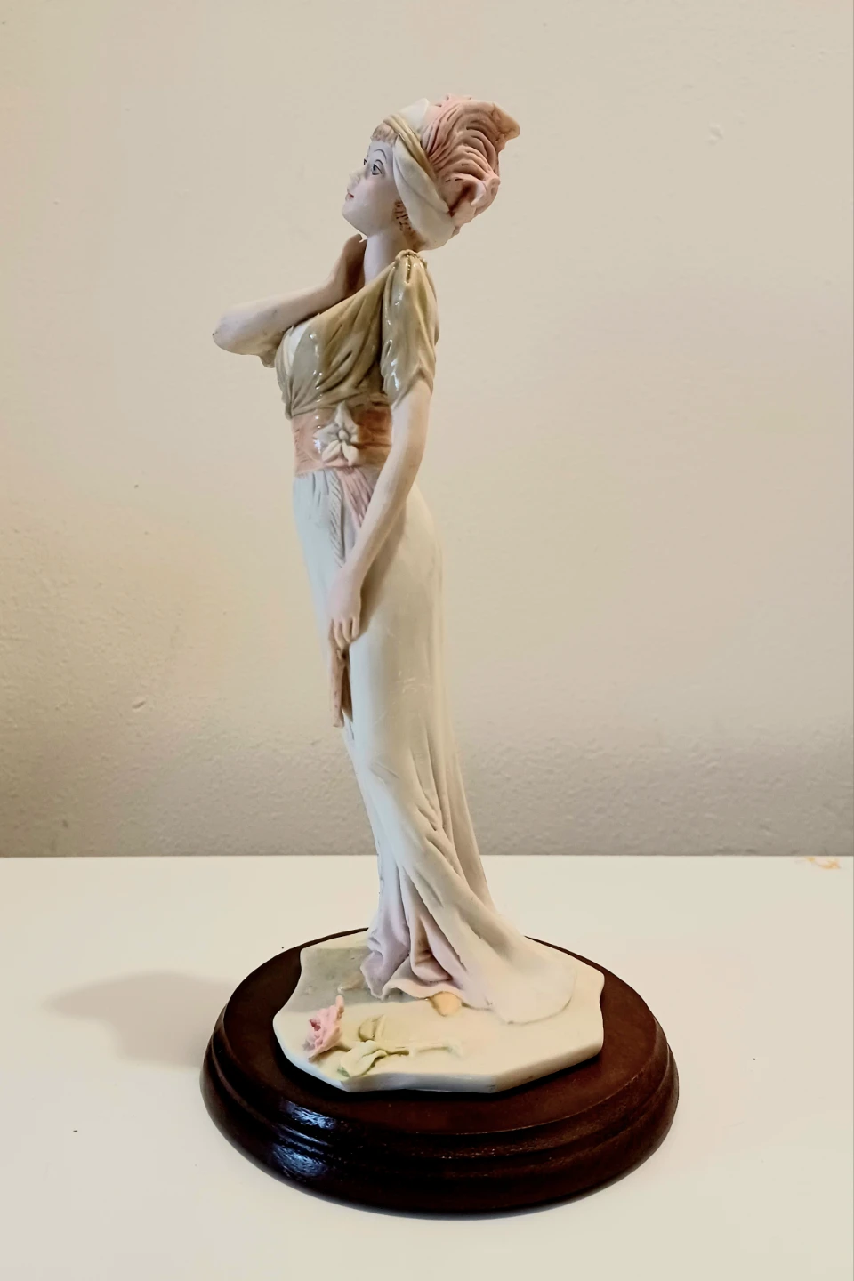 Vtg. Capodimonte Style Lady Figurine - photo 3