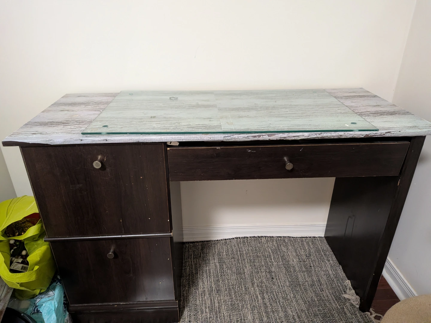 Desk - photo 2