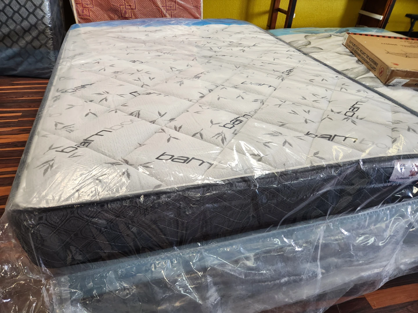 Brand new sealed queen mattress.  sealed plastic 🥕