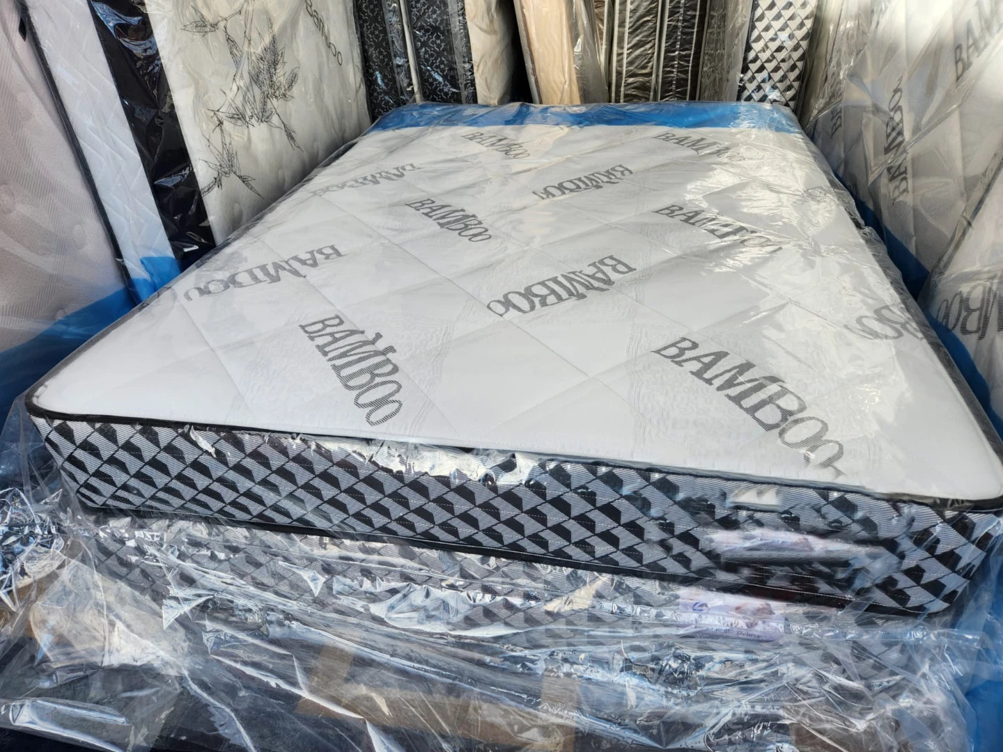 Brand new sealed queen mattress.  sealed plastic 🥕 - photo 2