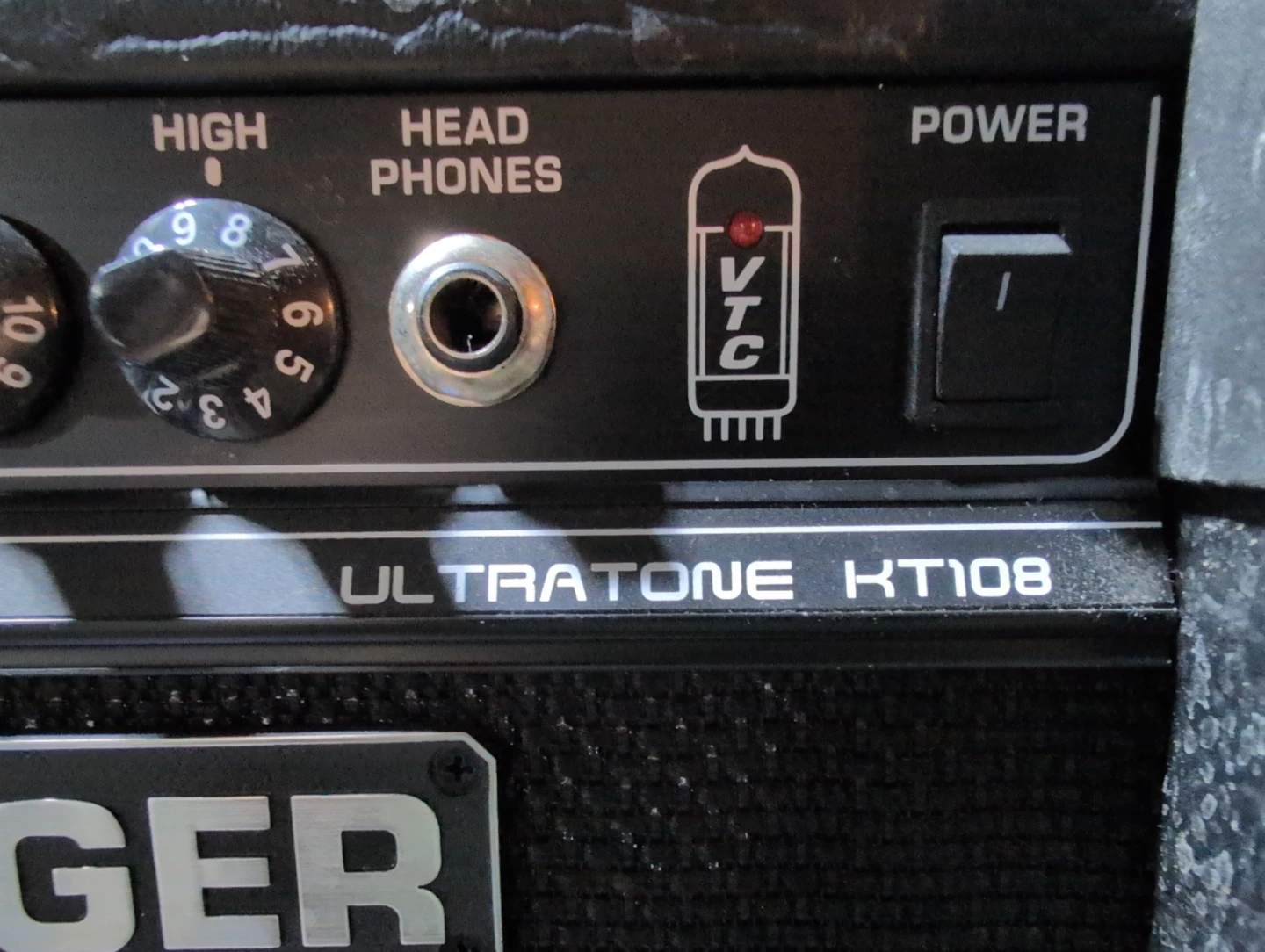 Behringer Ultratone KT108 Keyboard Amplifier - photo 2