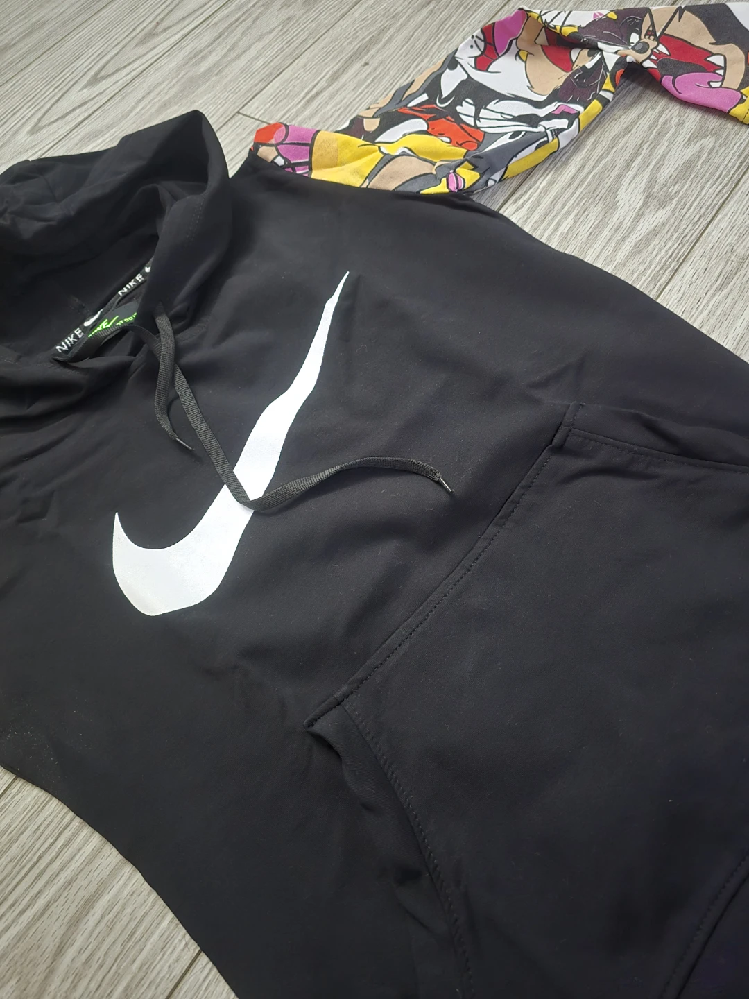 Nike Black Hoodie with Looney Tunes Sleeves - Size L - photo 4