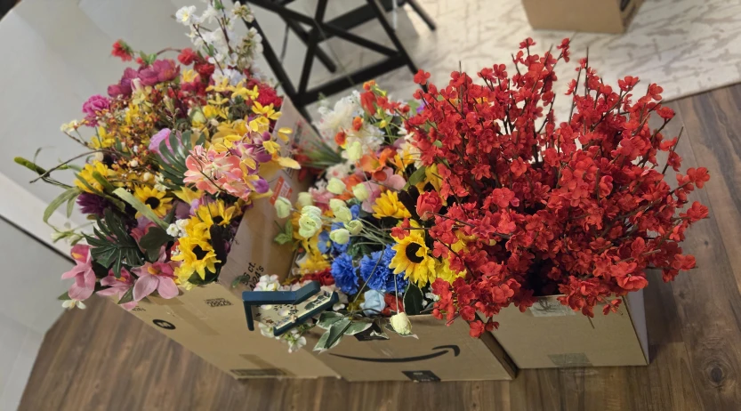 3 boxes of assorted artificial flowers - photo 5