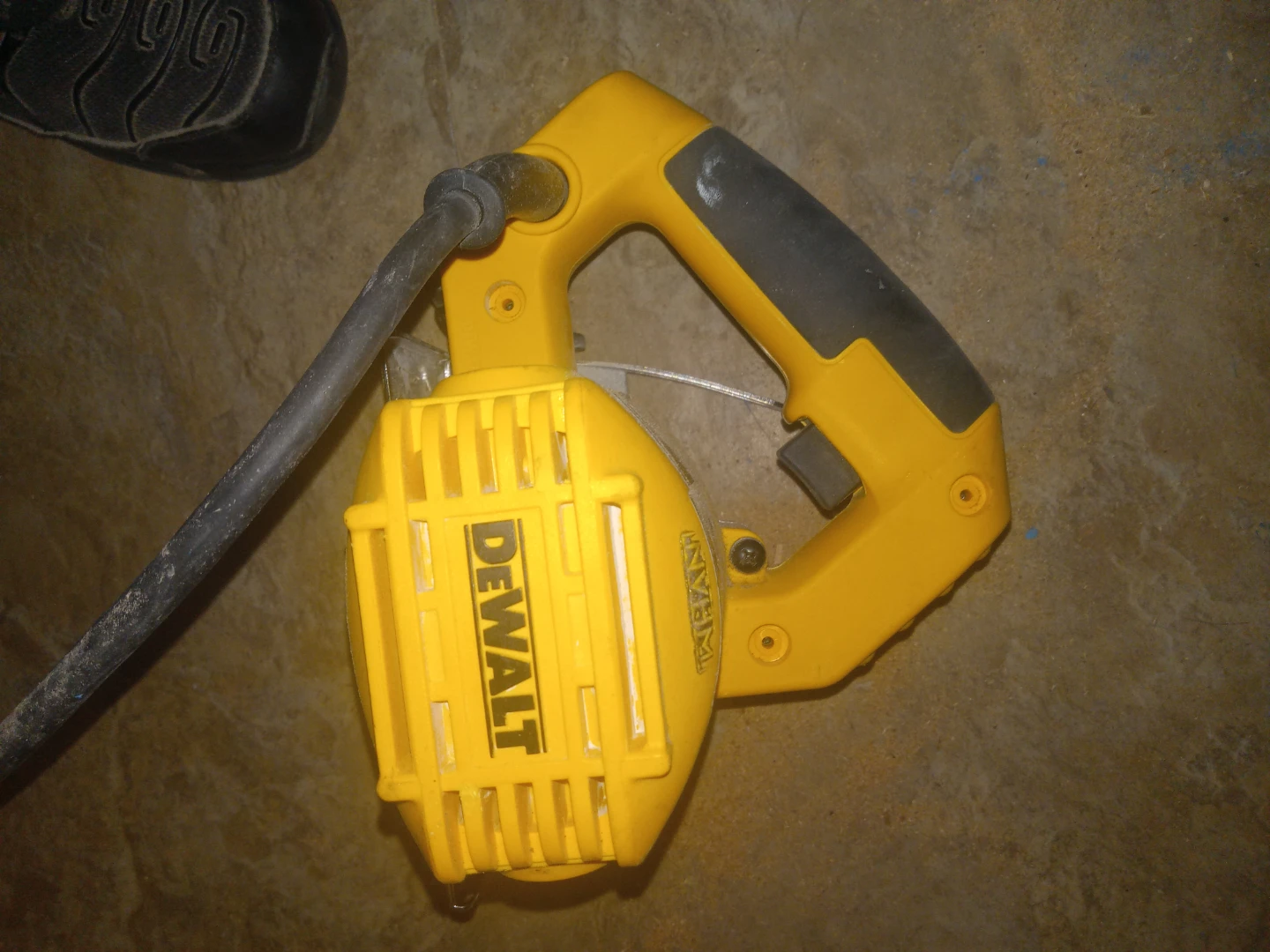 DeWalt DWC860W 4 3/8" Wet/Dry Masonry Saw - photo 2