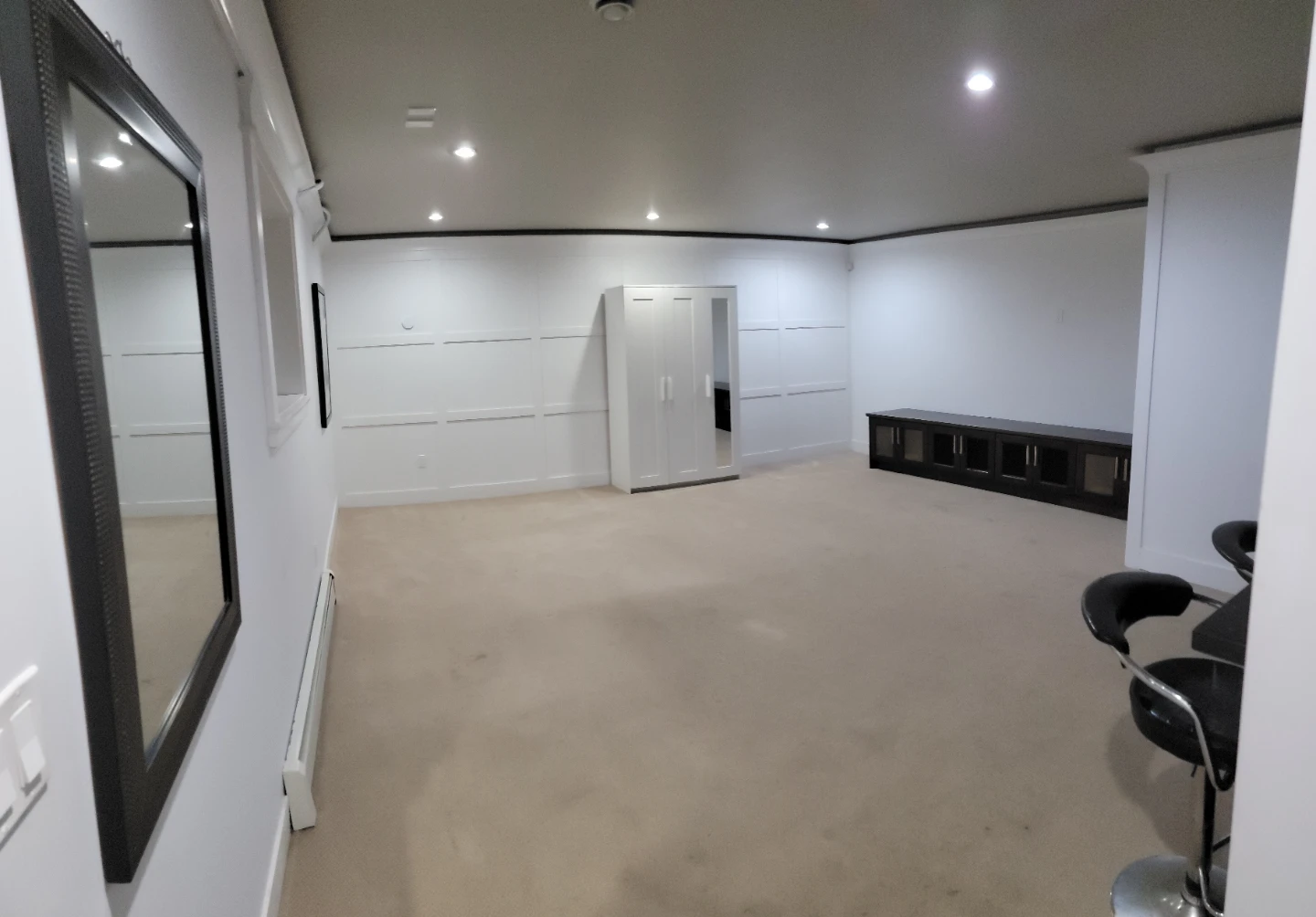 Bachelor suit for rent in Surrey