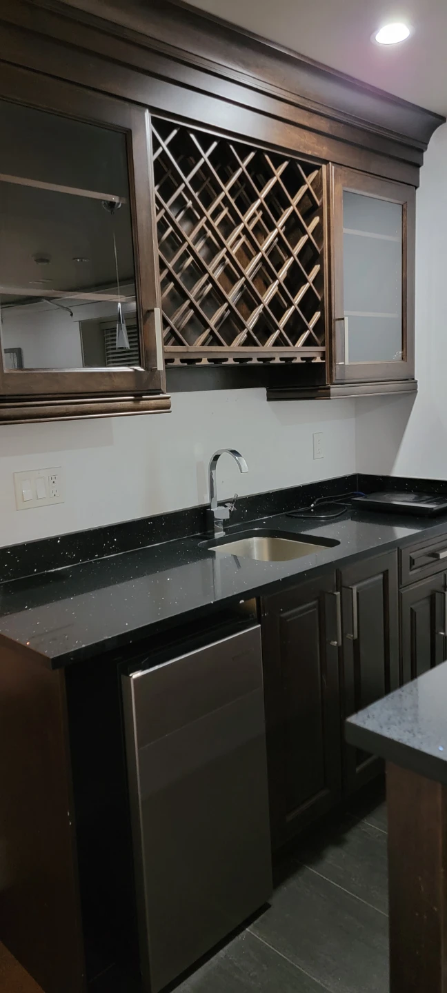 Bachelor suit for rent in Surrey - photo 3