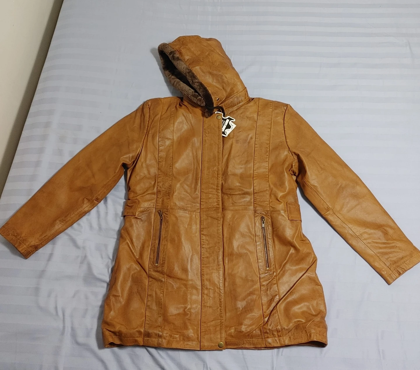 Leather Jacket with Fur Hood. - photo 3