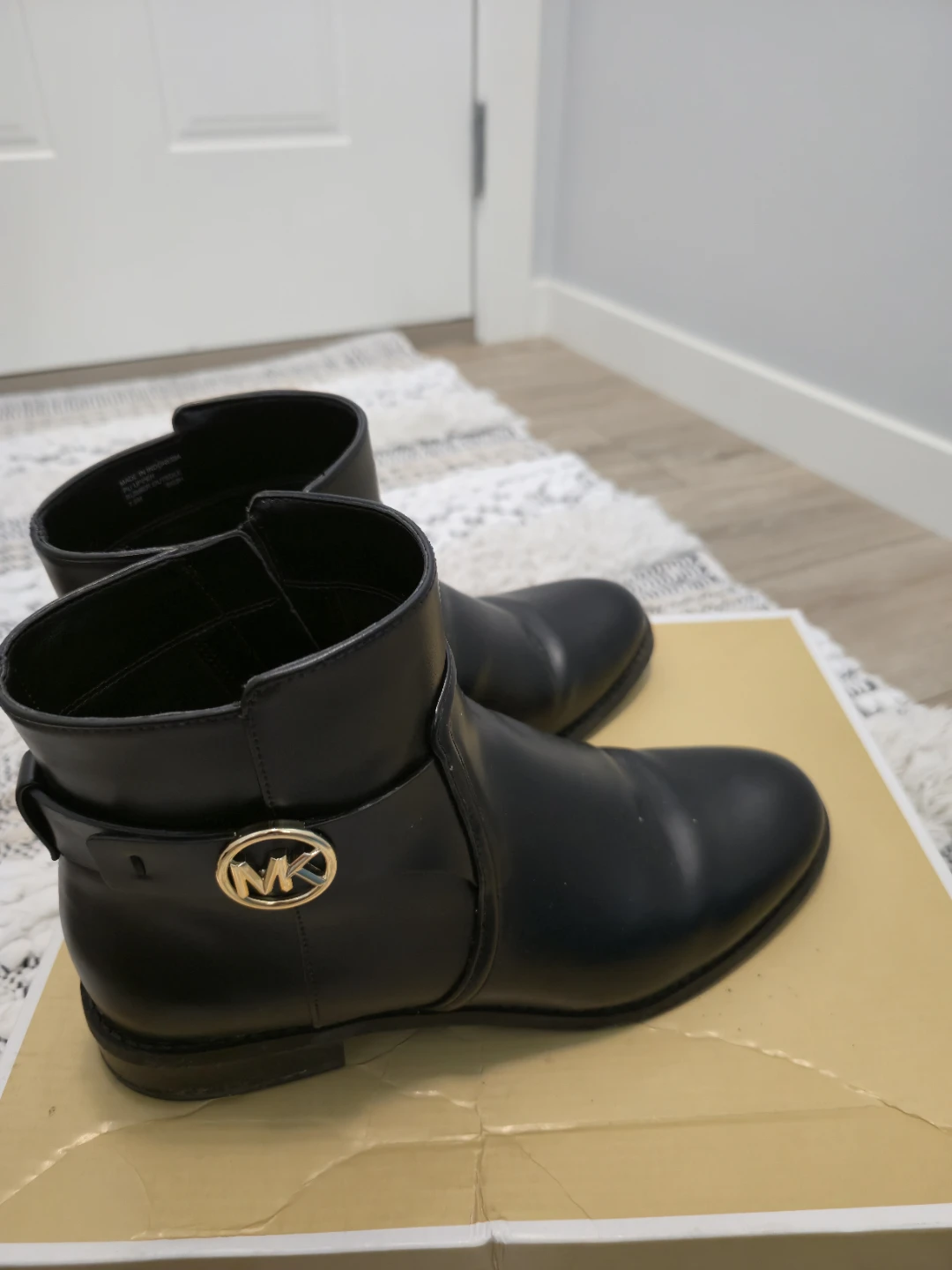 Michael Kors Black Leather Ankle Boots, Size 7.5 Women - photo 2