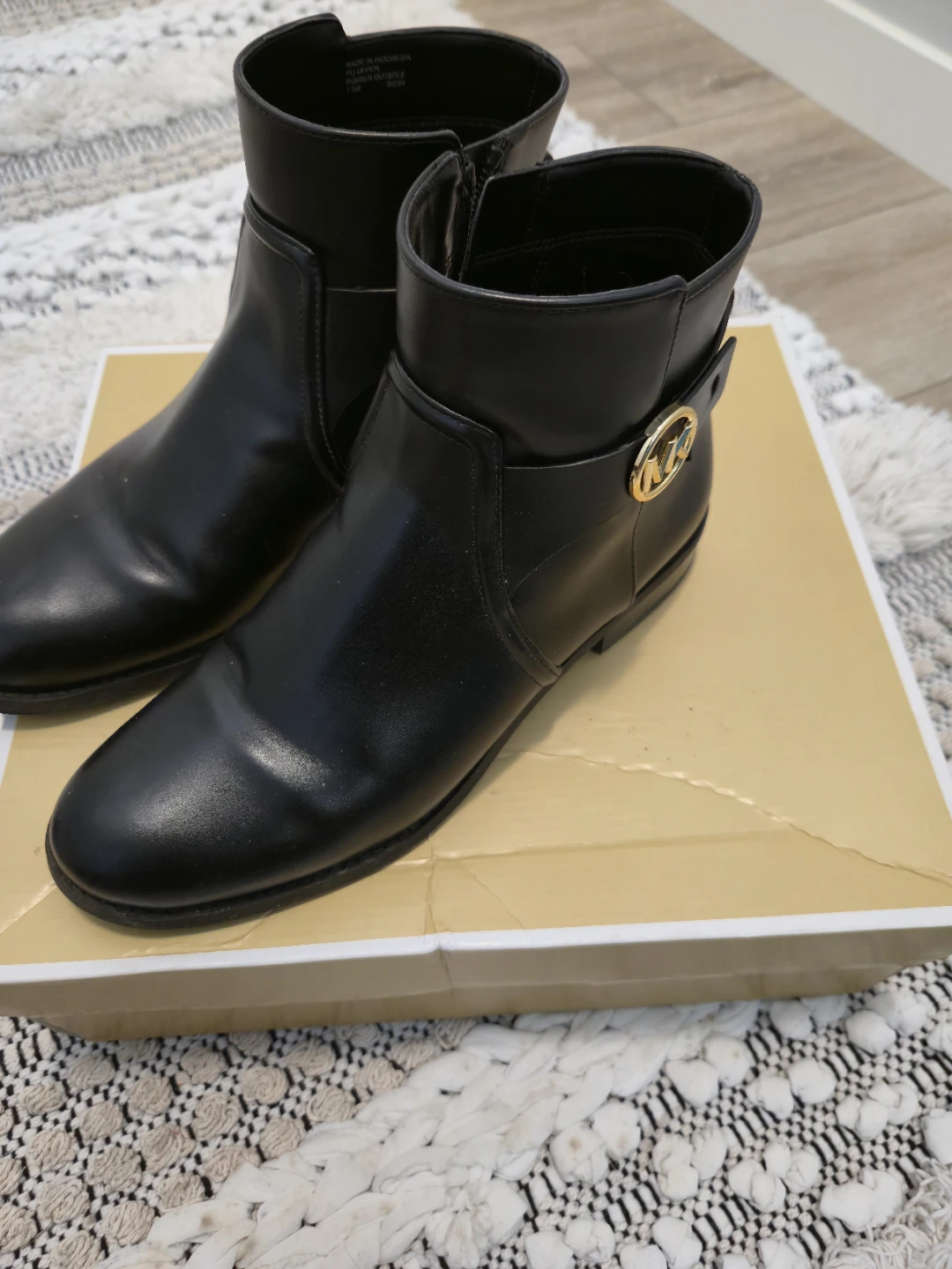 Michael Kors Black Leather Ankle Boots, Size 7.5 Women - photo 4