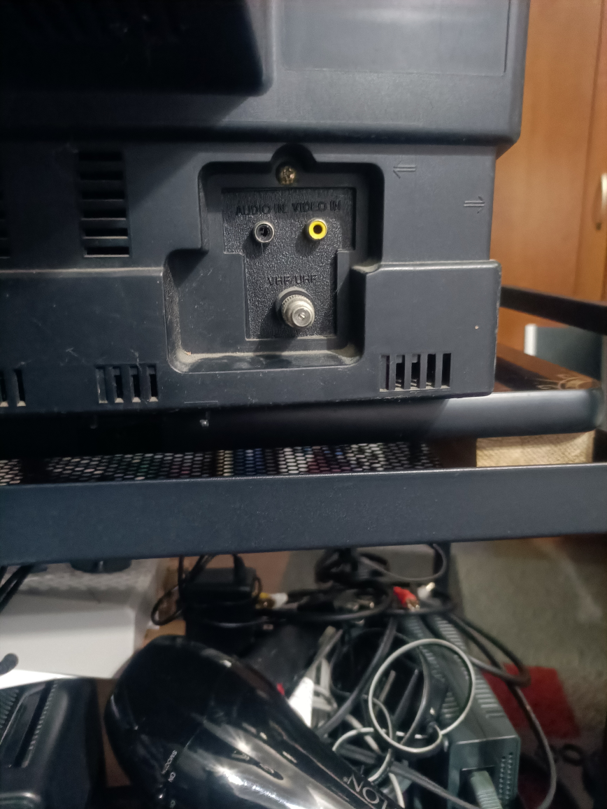 sony trinitron 14 inch crt tv with composite and remote - photo 2