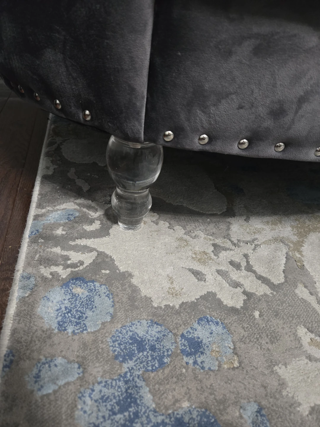 Grey Velvet Tufted Loveseat - photo 3