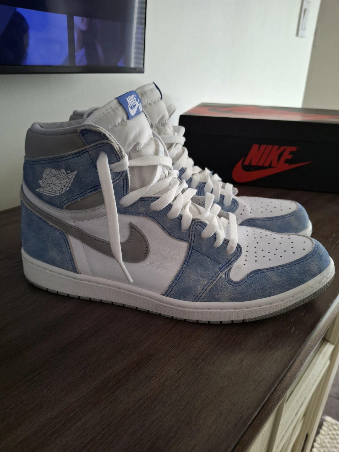 Jordan 1 Retro High. Hyper Royal Smoke Grey.