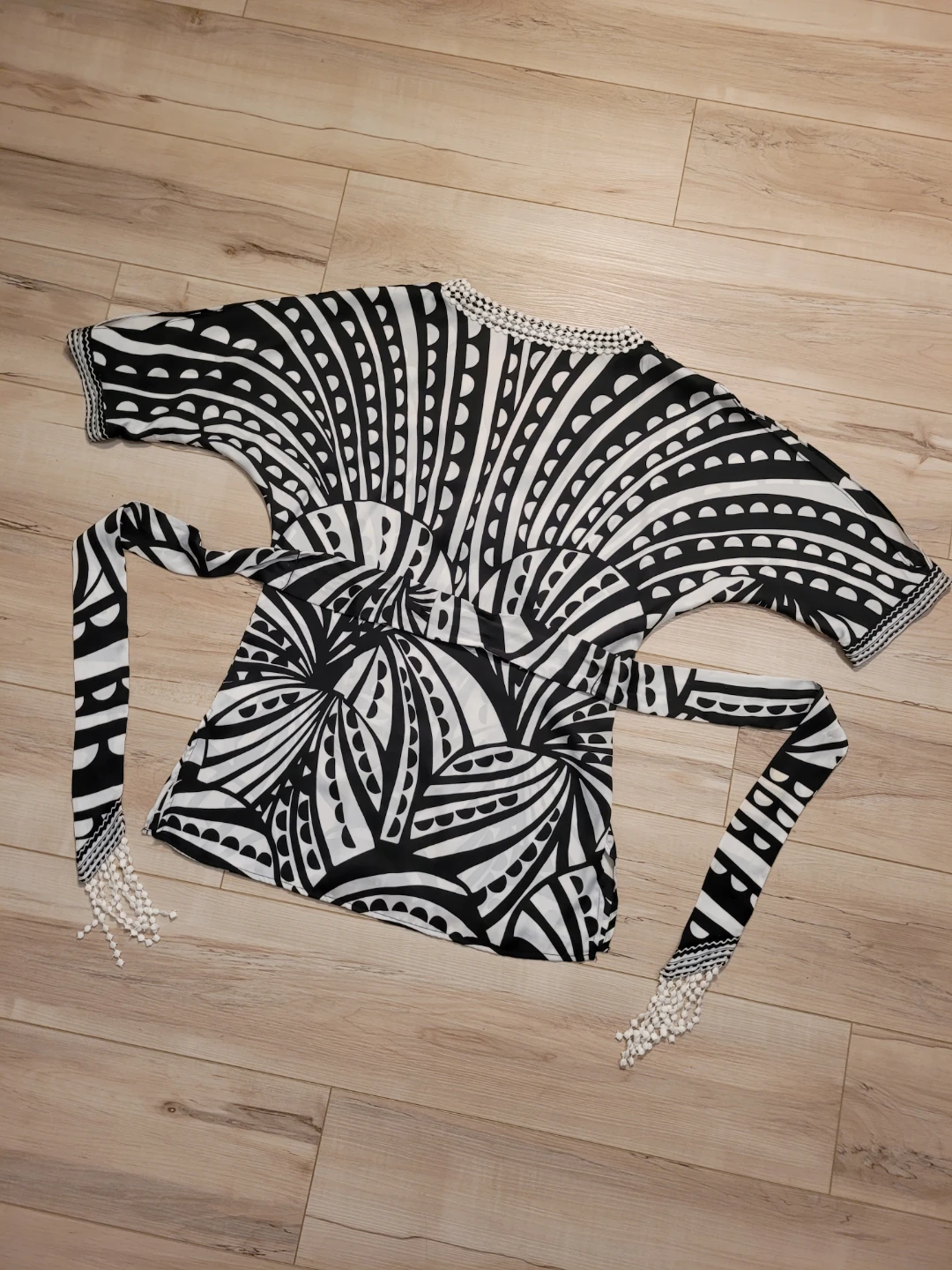 White House Black Market Black & White Beaded Tunic Top - photo 5