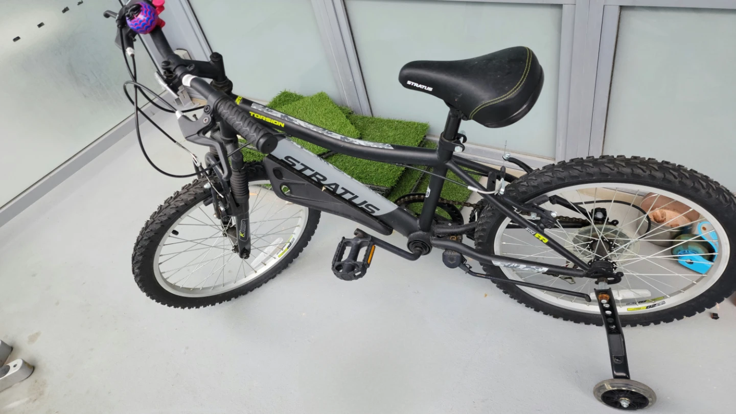 20 inch Stratus Torsion Kids Bike - Rarely used