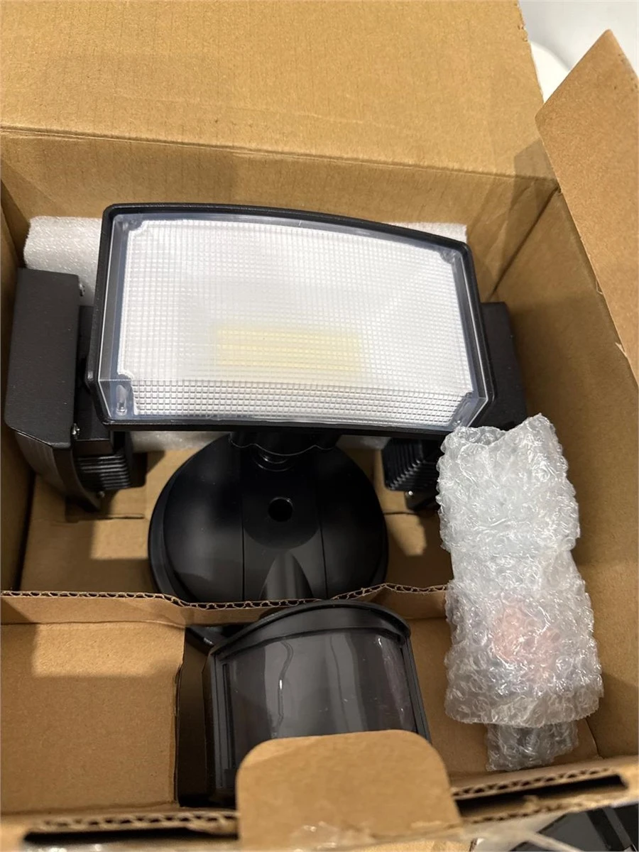 LED Triple Head Security Flood Light - New - photo 3