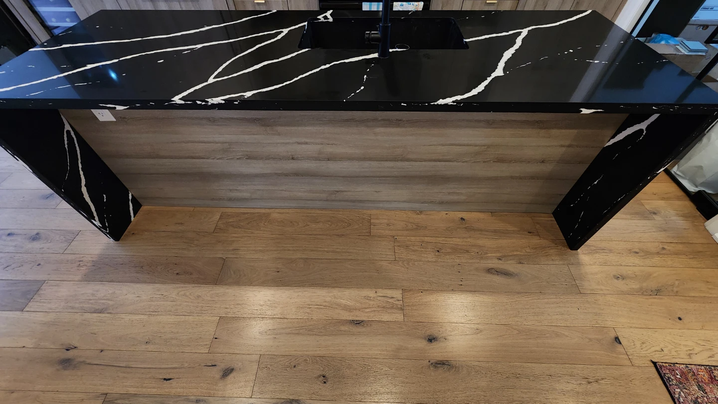Kitchen Island with sink and faucet. - photo 3