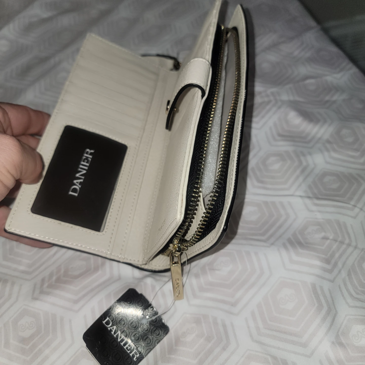 Danier White Leather Wallet - photo 3